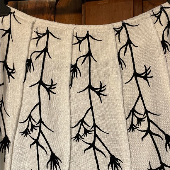 Isabel de Pedro Winter White Skirt with Black Embroidery STUNNING - Picture 8 of 8